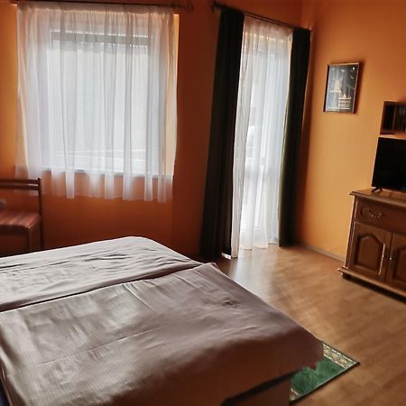 Fenyo Vendeghaz Hotel Paradsasvar Luaran gambar